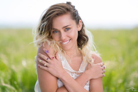 Miley Cyrus dịu dàng trong MV tặng hôn phu