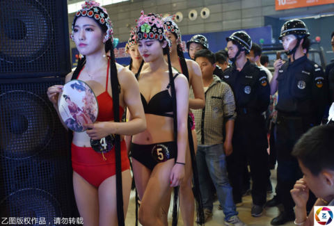Cuộc thi sắc đẹp TQ kết hợp bikini và cổ trang, bị chê phản văn hóa