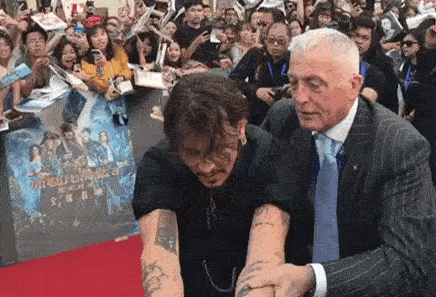 Fan Trung Quốc phát cuồng khi Johnny Depp và Orlando Bloom xuất hiện
