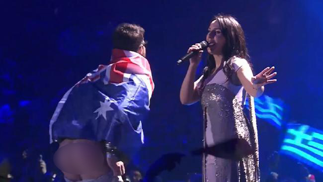 Nhà báo 'biến thái' trở lại quấy rối trên sân khấu Eurovision 2017
