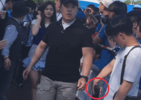 Sao nữ Hàn bị nhân viên ban tổ chức chụp ảnh quấy rối giữa sự kiện