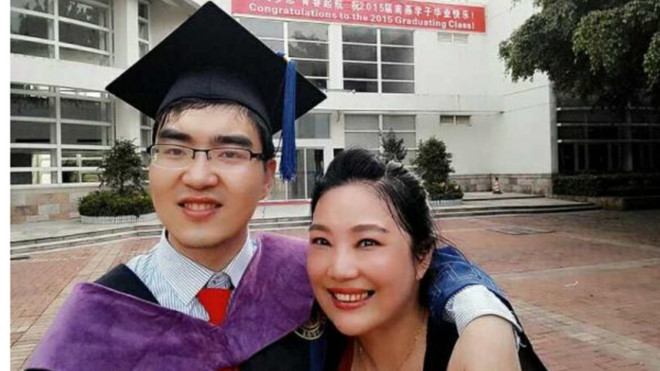 Bà mẹ Trung Quốc nuôi con bại não vào Đại học Harvard