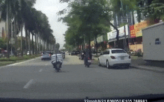 Clip nữ tài xế xe máy đâm sầm vào đuôi ôtô gây tranh luận ai đúng, sai