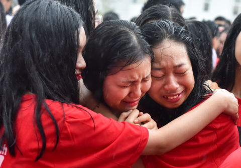 Học sinh ôm nhau khóc chia tay tuổi học trò