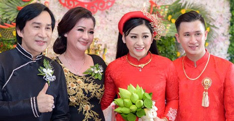 Kim Tử Long và vợ cũ vui vẻ trong lễ cưới con gái đầu lòng