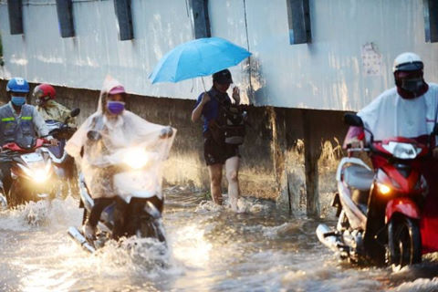 Hàng loạt tuyến đường ở Sài Gòn bị ngập trong cơn mưa lớn