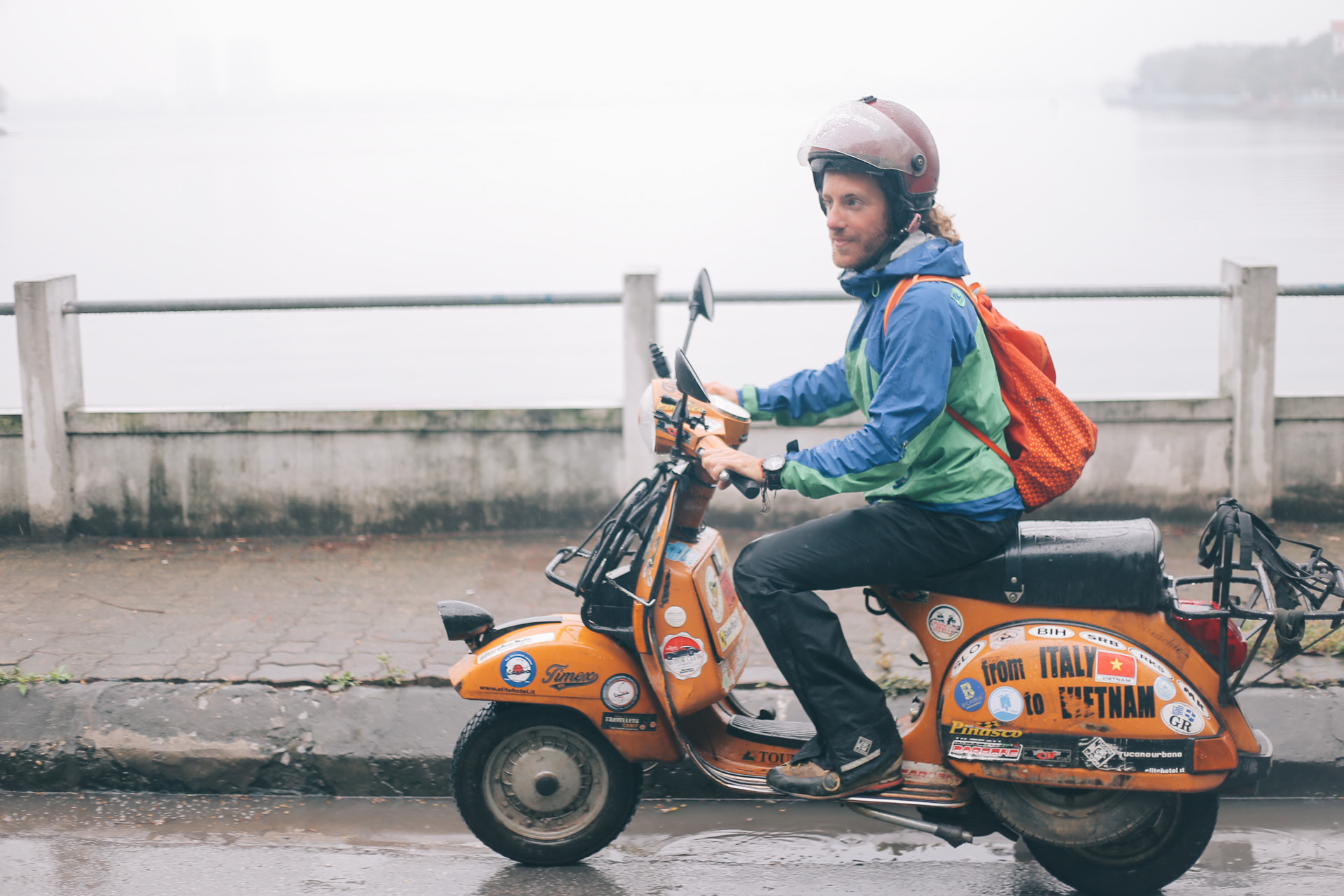 Chàng trai đi xe máy từ Italy đến Việt Nam trong 10 tháng