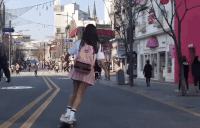 Cô gái Hàn Quốc hút triệu view với màn trượt ván điêu luyện