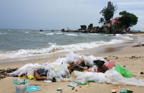 Rác "phá" bãi biển Dinh Cậu ở đảo ngọc Phú Quốc