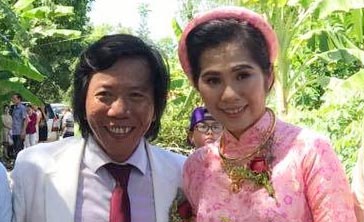Nghệ sĩ Việt đi xuồng dự lễ cưới đạo diễn 51 tuổi và vợ kém 25 tuổi