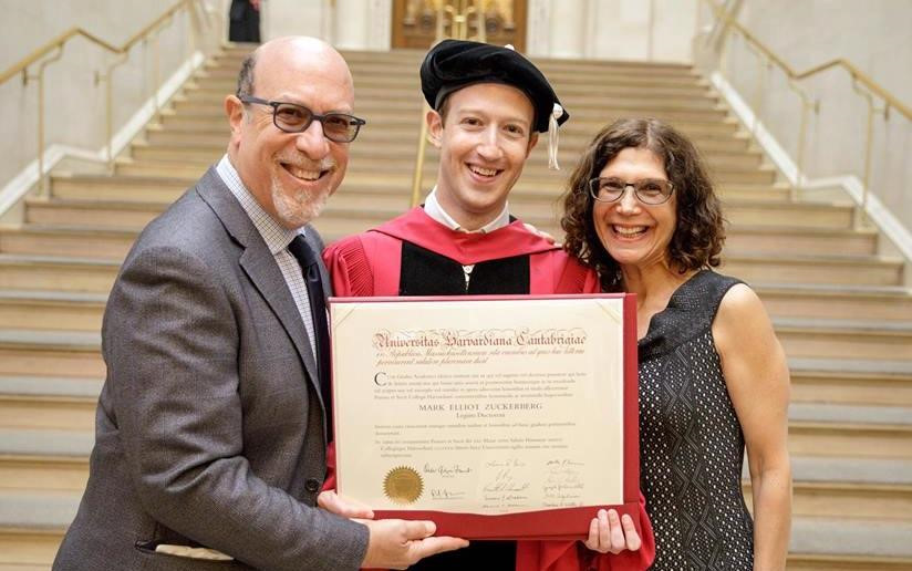 Ông chủ Facebook nhận bằng tốt nghiệp Harvard sau 12 năm bỏ học