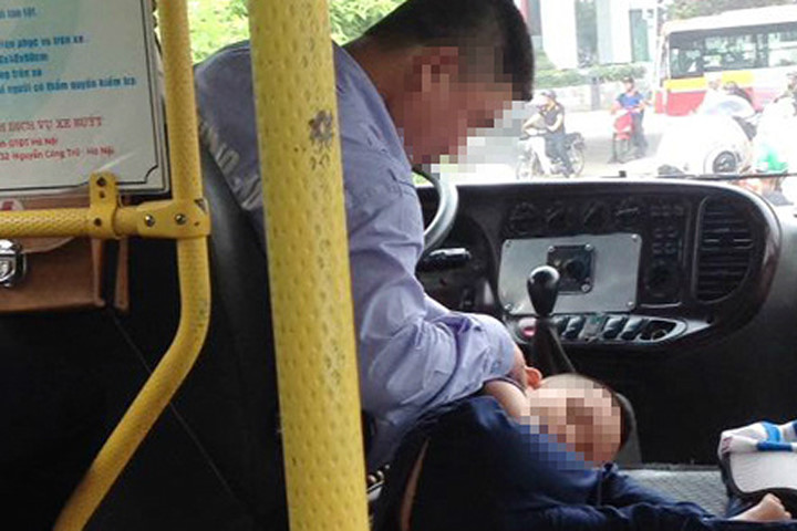 Điều cảm động sau bức ảnh cậu bé say ngủ bên vô lăng bác tài xế xe bus