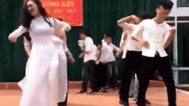 Tranh luận về học sinh lớp 12 "nhảy như lên sàn" sau lễ tốt nghiệp