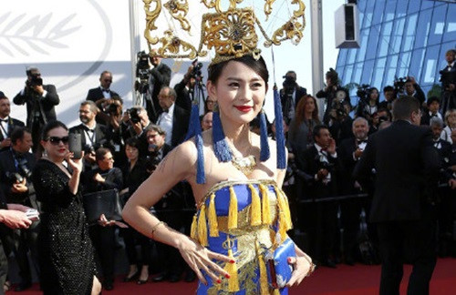 Dư luận Trung Quốc chỉ trích cô gái mặc váy long bào ở thảm đỏ Cannes