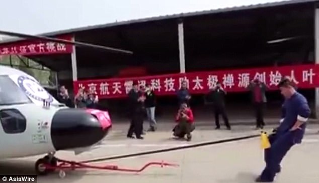Võ sĩ kungfu TQ dùng “của quý” kéo máy bay trực thăng