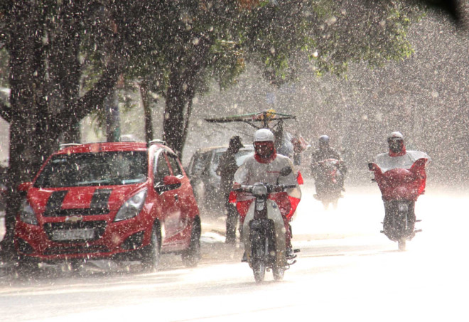 Trời đang nắng, Sài Gòn vẫn mưa như trút nước