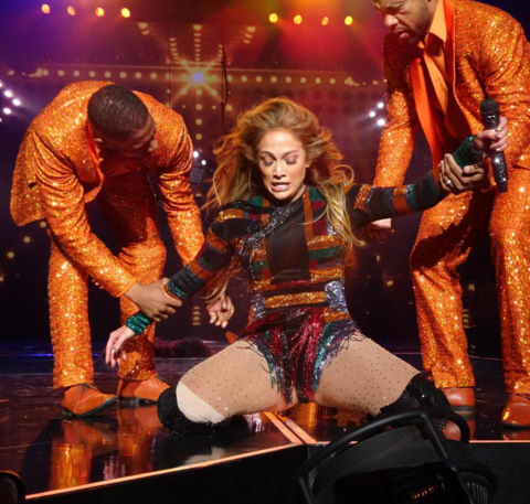 Jennifer Lopez gặp sự cố trên sân khấu