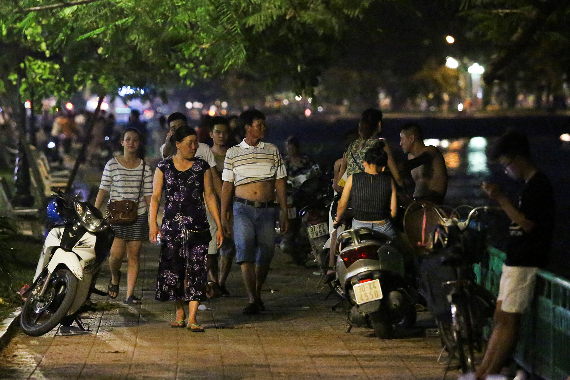 Người dân thủ đô đổ xô ra đường tránh nóng giữa đêm