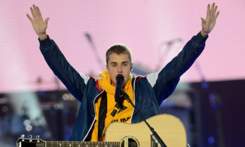 Justin Bieber bật khóc trước hàng chục nghìn khán giả