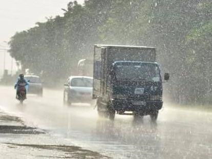 Cơn mưa chớp nhoáng sau một tuần nóng kỷ lục ở Hà Nội