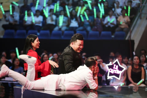 Mr. Đàm nằm trên sân khấu thưởng thức vũ đạo hài hước của Ngọc Sơn