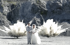 Cặp vợ chồng bị ném đá khi chụp ảnh cưới cạnh một vụ nổ