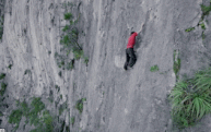 Người đầu tiên tay không leo núi đá dựng đứng 900 m thành công