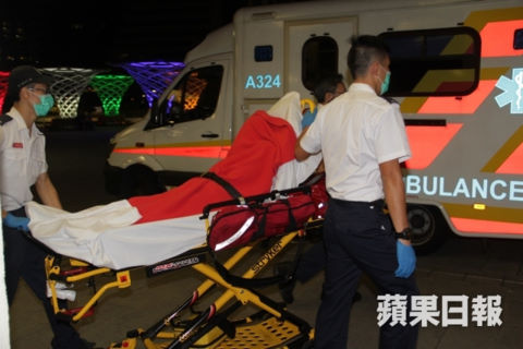 Sân khấu bị sập, nhóm nhạc Hong Kong cấp cứu sau tai nạn