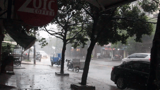 Mưa như trút nước tại nhiều quận, huyện ở Sài Gòn