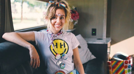 Miley Cyrus kết hợp cùng Converse ra mắt dòng giày sặc sỡ màu sắc