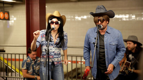 Miley Cyrus cải trang biểu diễn ở ga tàu điện ngầm
