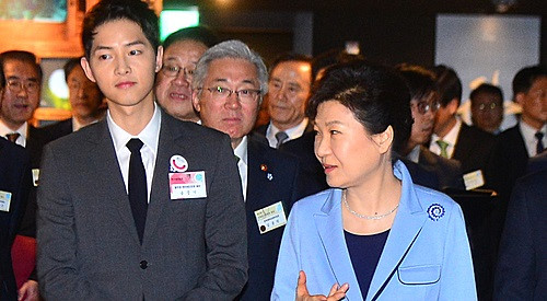 Song Joong Ki từng được tổng thống vừa bị lật đổ o bế như thế nào?