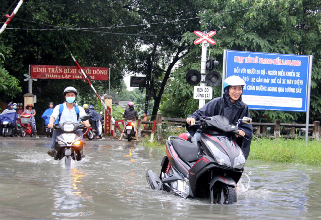Sài Gòn mưa lớn, nhiều tuyến đường ngập nặng