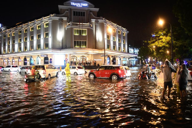 Mưa lớn ở Hà Nội, nhiều tuyến phố bị ngập nặng