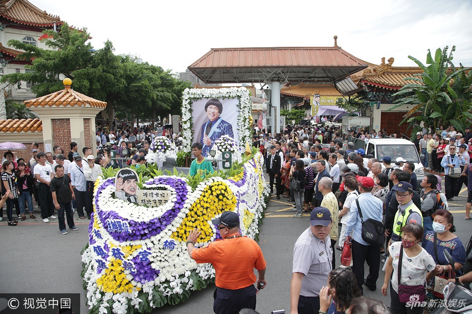 Lễ tang Thiên vương Đài Loan: Hàng nghìn người có mặt tiễn đưa