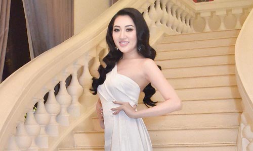 Hoa hậu Huỳnh Thúy Anh hạnh phúc đón tuổi mới
