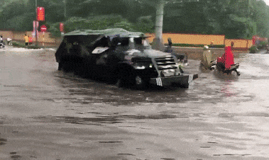 Quân đội điều xe đặc chủng ứng phó mưa ngập ở Thái Nguyên