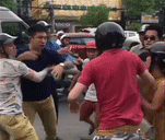 Hai thanh niên xăm trổ đánh người nước ngoài sau va chạm giao thông