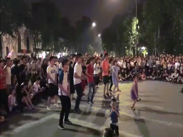 Bé gái nhảy cực chất trên phố đi bộ Hà Nội