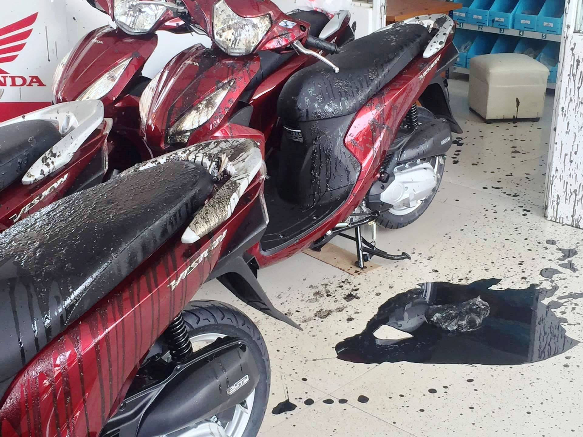 Nhóm người lạ "khủng bố" cửa hàng xe máy bằng mắm tôm và nhớt thải