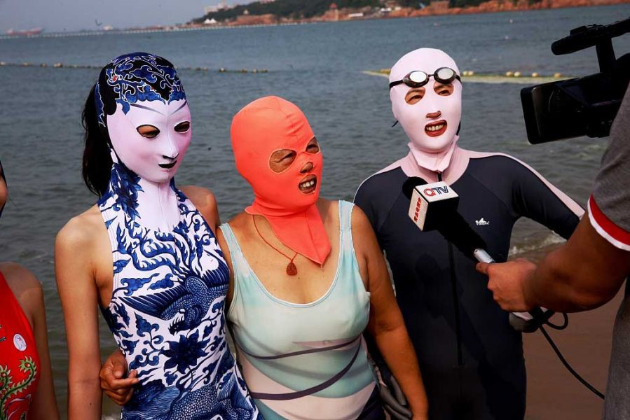 Mốt áo tắm kinh kịch che kín mặt gây tranh cãi ở Trung Quốc