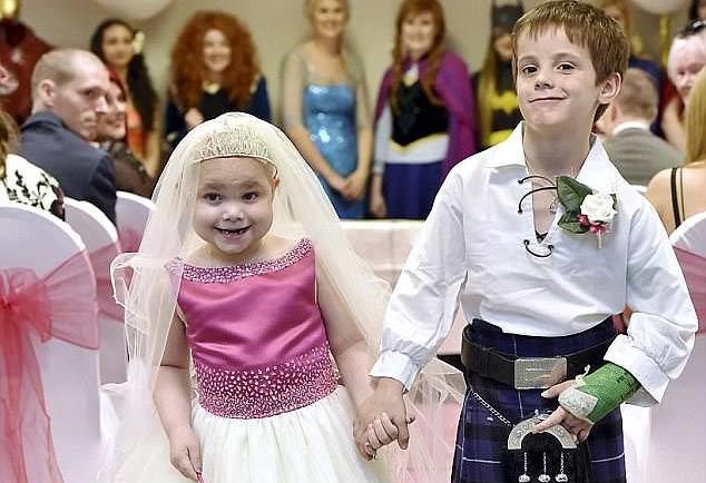Bé gái 5 tuổi làm đám cưới với bạn thân trước khi qua đời