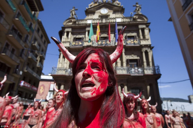 Dân Tây Ban Nha để ngực trần, biểu tình chống lễ hội bò đuổi