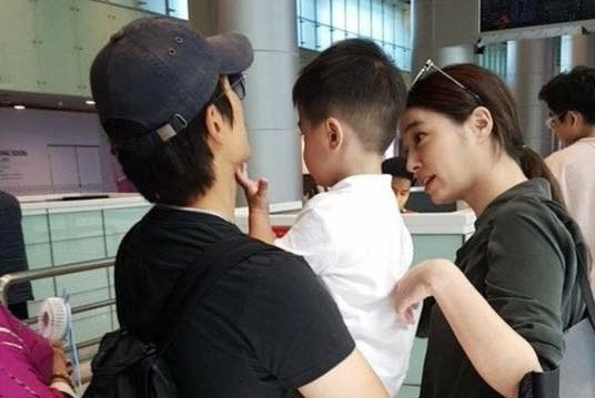 Vợ chồng Lee Byung Hun đưa con trai tới Đà Nẵng