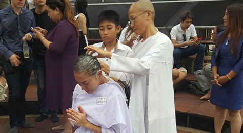 Sao nữ Thái Lan khóc trong lễ xuống tóc xuất gia