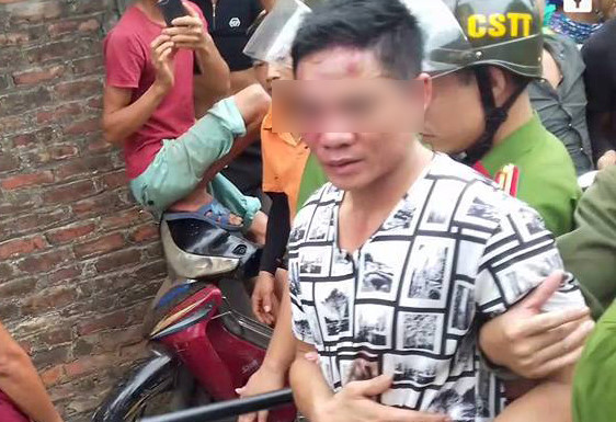Dân làng vây đánh hai thanh niên vì nghi họ bắt cóc trẻ em