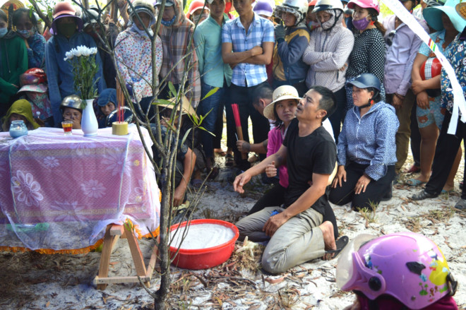 Người thân khóc ngất bên quan tài bé trai mất tích ở Quảng Bình