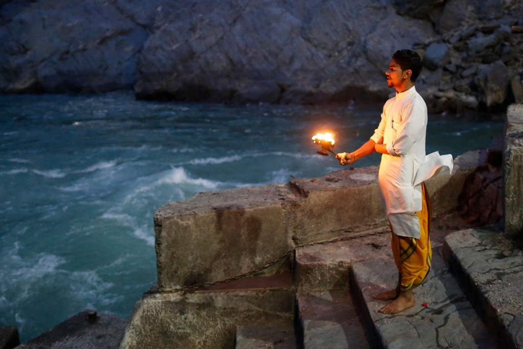 Sông Hằng linh thiêng của người Ấn Độ: Một dòng sông hai số phận