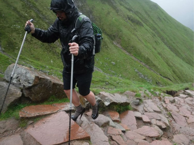 Nam sinh 19 tuổi đi giày cao gót chinh phục đỉnh núi cao nhất nước Anh