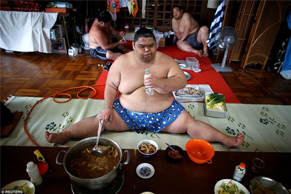 Choáng với chế độ ăn 8000 calo/ngày và thở bình oxy khi ngủ của các lực sĩ sumo